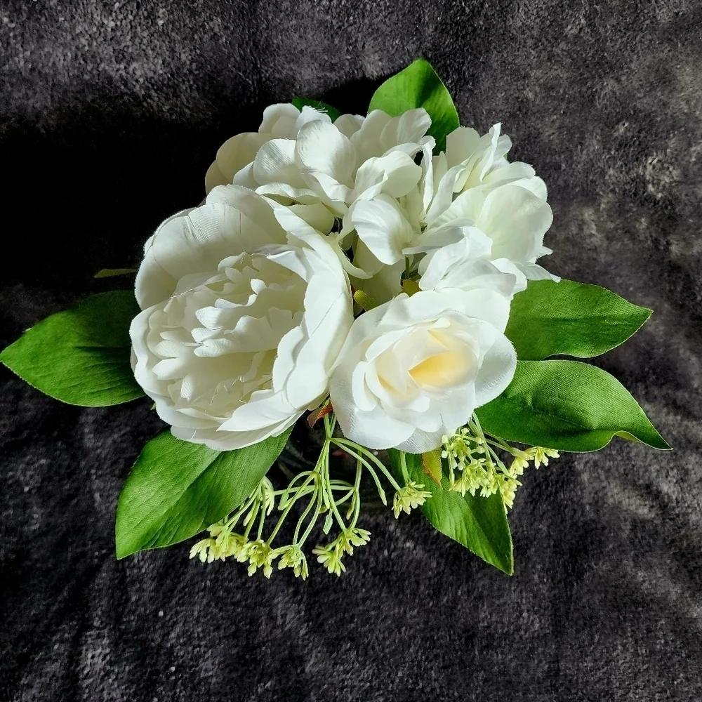NWT spring summer white hydrangea & rose floral arrangement with glass vase, 9